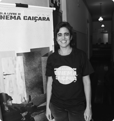 Sou uma mulher cis, branca, de 42 anos, de cabelos lisos e curtos. Estou sorrindo e vestindo uma camiseta da Escola Livre de Cinema Caiçara.